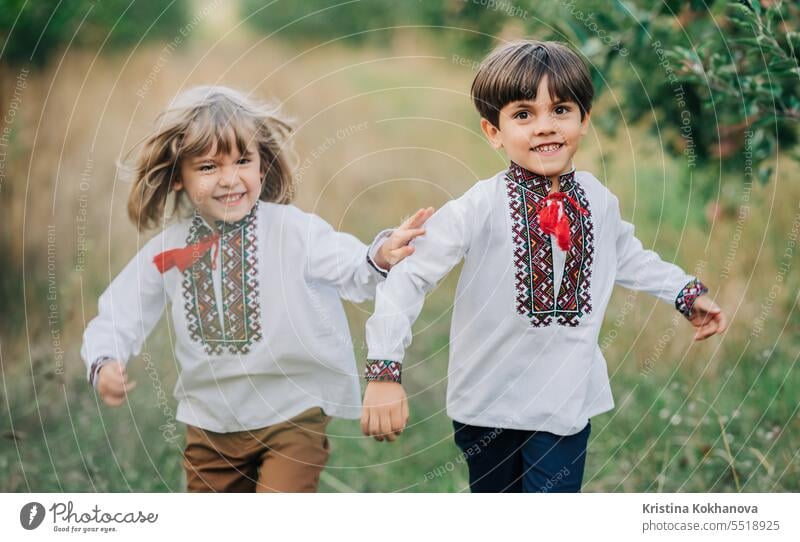 Kleine glückliche Jungen Freunde fröhlich laufen zusammen entlang Weg im Apfelgarten Familie spielen Kinderlauf Sommertag glückliche Familie Außenpark