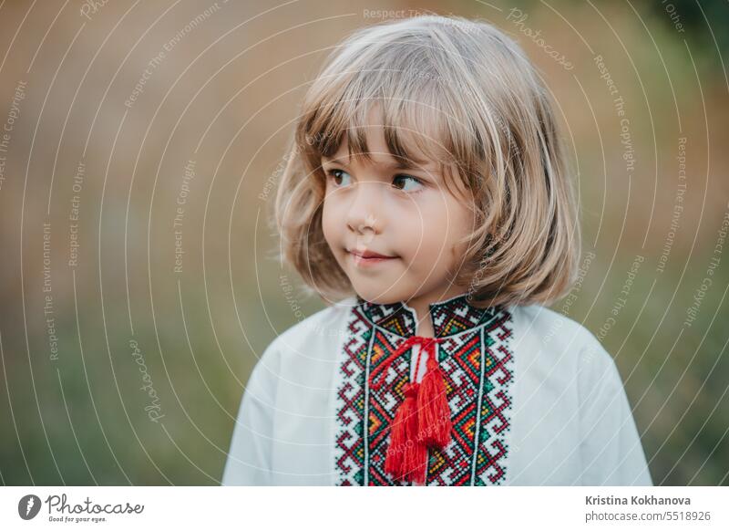 Porträt eines gutaussehenden ukrainischen Jungen in einem Apfelgarten.Kind traditionelle Stickerei Fröhlichkeit Sommer Ukraine Ukrainer Feld Glück Hintergrund