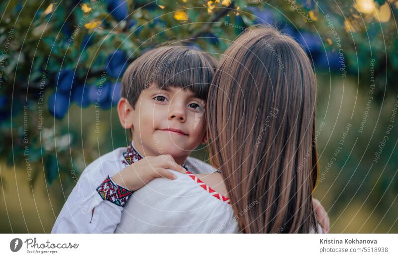 Porträt der schönen ukrainischen Familie 4 Jahre alten Jungen, Mutter in Pflaumengarten Mama Ukrainer Sohn Glück Umarmung Liebe Eltern Pflege Fröhlichkeit