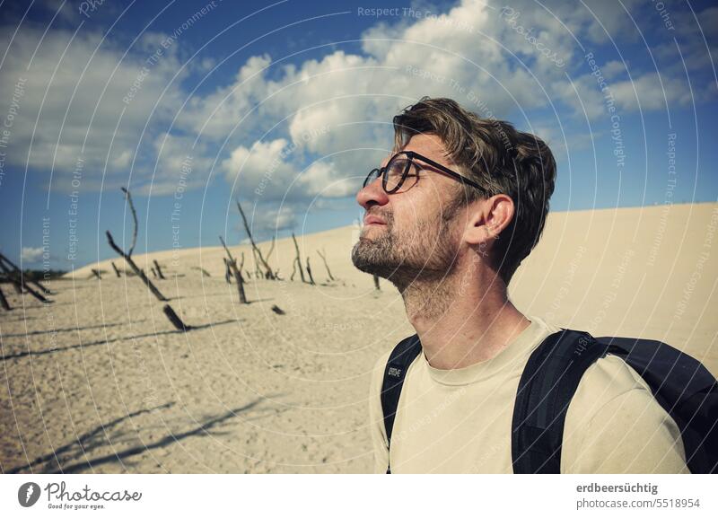 Wandern auf der Wanderdüne - Mann auf Düne wendet Kopf mit geschlossenen Augen zur gleißenden Sonne Landschaft Natur Wandertüne Wüste Sommer heiß hell