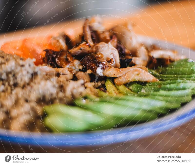 Quinoa-Gericht mit Avocado, Tomate und Huhn Amuse-Gueule Hintergrund abgestimmt Schalen & Schüsseln Brust Brüssel Hähnchen farbenfroh Küche kulinarisch lecker