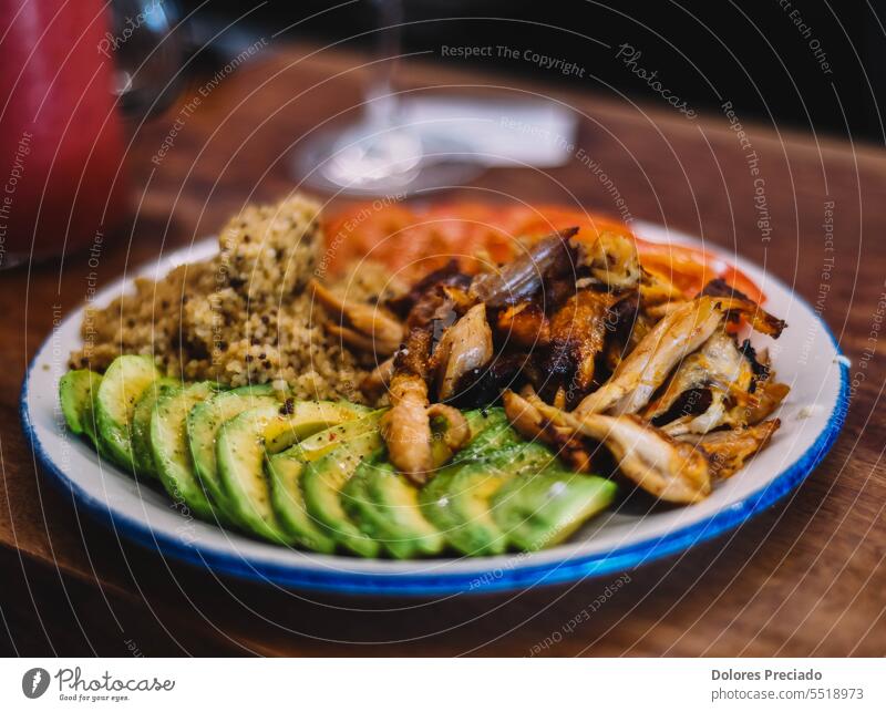 Quinoa-Gericht mit Avocado, Tomate und Huhn Amuse-Gueule Hintergrund abgestimmt Schalen & Schüsseln Brust Brüssel Hähnchen farbenfroh Küche kulinarisch lecker