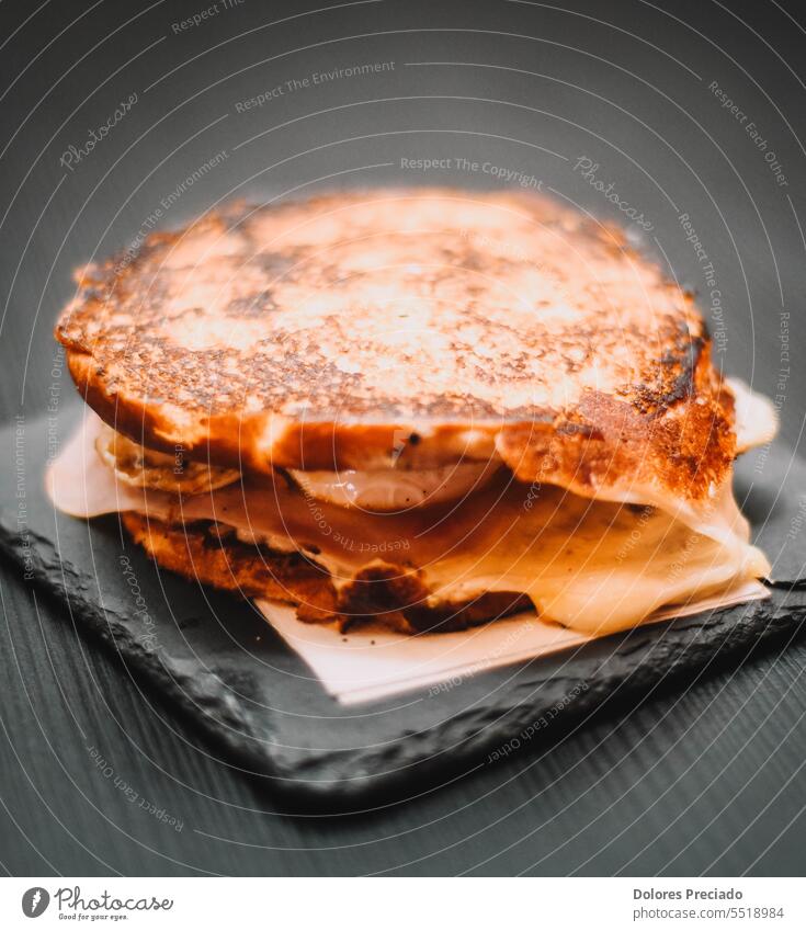Sandwich aus Pfannkuchen, gefüllt mit Schinken und Käse Amerikaner Amuse-Gueule Hintergrund Bäckerei Bohnen Brot Frühstück braun Brunch Kuchen Cheddar