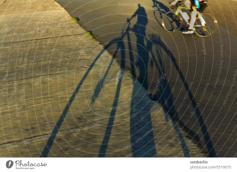 Schatten auf Asphalt (Fahrrad) abend berlin dämmerung fahrrad feierabend ferne flugbahn flughafen flugplatz freiheit frühling himmel licht menschenleer rollbahn