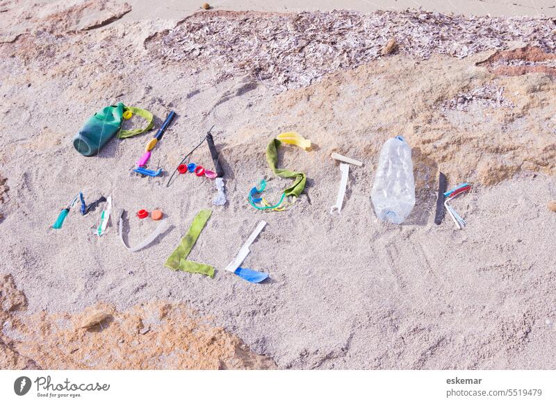 Kunststoffabfälle Kunststoffmüll Meer Müll Wasser Strand Abfall Umwelt Verschmutzung Wort schreibend Beschriftung niemand Umweltverschmutzung Verpackung