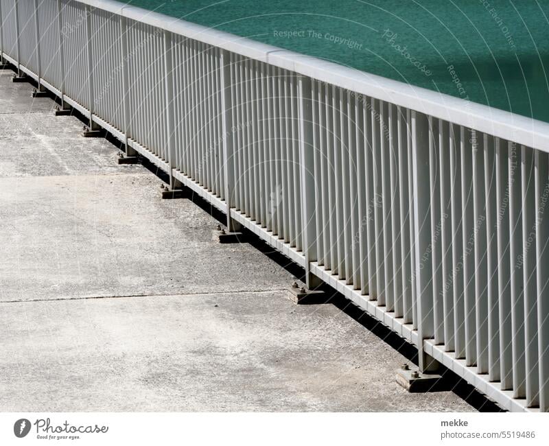 hilfreich | Geländer schützt vor Wassergang Brücke Stahlkonstruktion eisen begehbar schwindelfrei Brückengeländer Metall Streifen Fluss beton sonne Sonnenlicht
