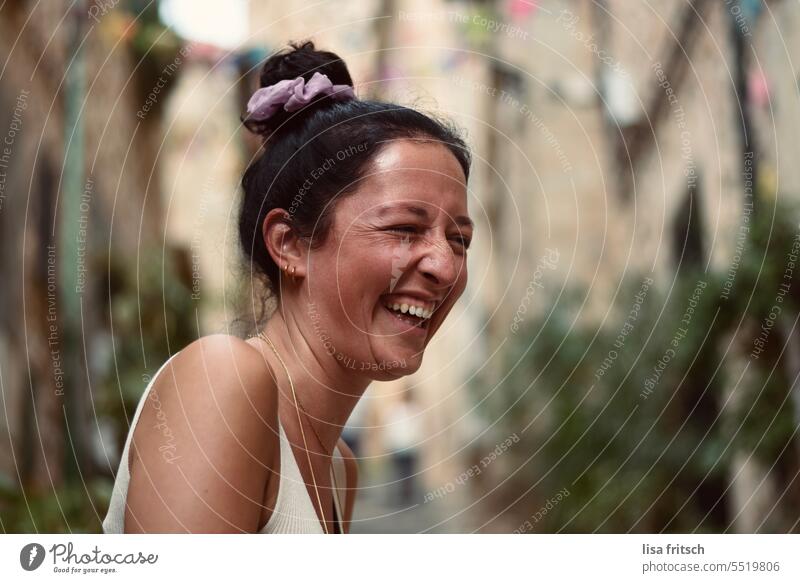 LACHENDE FRAU - GLÜCKLICH - UNBESCHWERT Frau 25 bis 30 Jahre brünett Dutt lachen Freude glücklich Spaß haben Erwachsene Farbfoto Glück jung Zufriedenheit