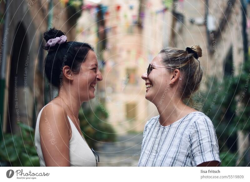 FREUNDINNEN - LACHEN - FRÖHLICH Freundinnen Freundschaft lachen Zusammensein gemeinsam fröhlich Freude Glück Fröhlichkeit Lächeln Frau Sommer Spaß haben heiter