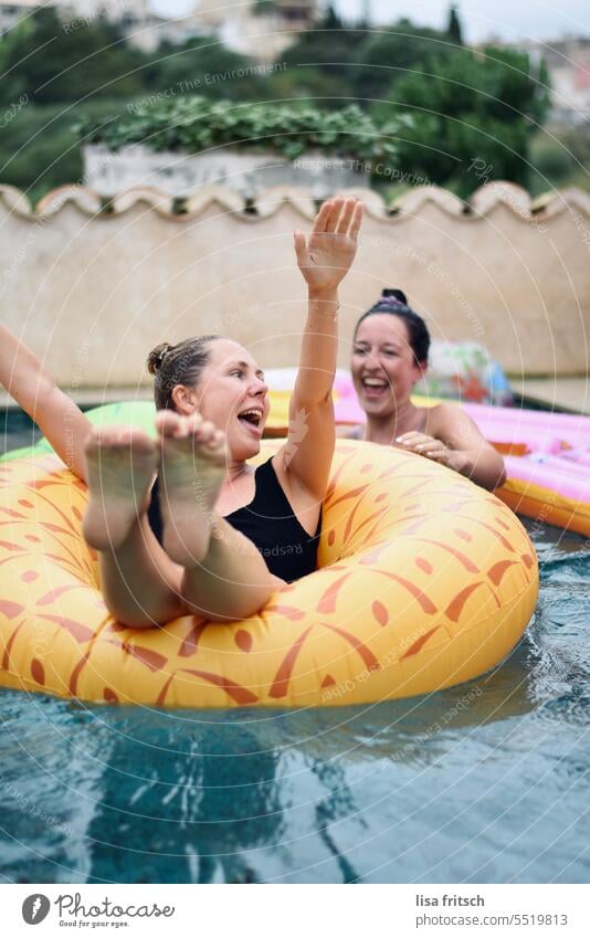POOLPARTY - JEIH - SOMMER - FREUNDINNEN Pool poolparty Freundinnen spaßig Spaß haben Schwimmen & Baden Schwimmreifen Sommer Wasser Erholung Erfrischung Freude