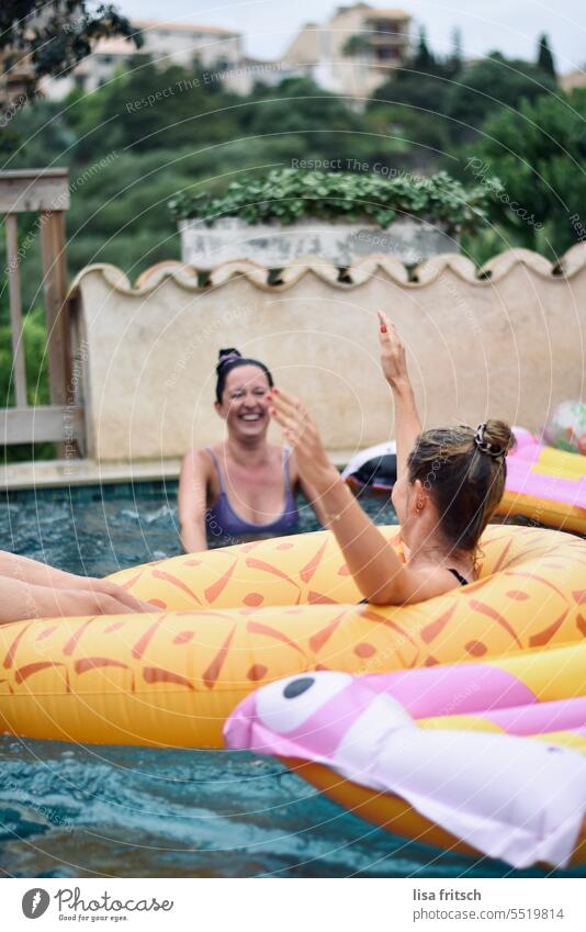 HOCH DIE HÄNDE - POOLPARTY badespaß Hoch die Hände Wochenende poolparty Pool Frauen Freundinnen Sommer Wasser Freude Erholung Schwimmen & Baden Urlaub