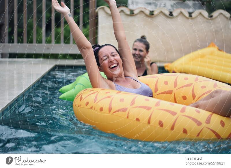 BADESPASS - POOLPARTY - AUSGELASSEN poolparty badespaß Frau 25 bis 30 Jahre Freundinnen Freundschaft Spaß haben Freude Pool Wasser Schwimmreifen baden lustig