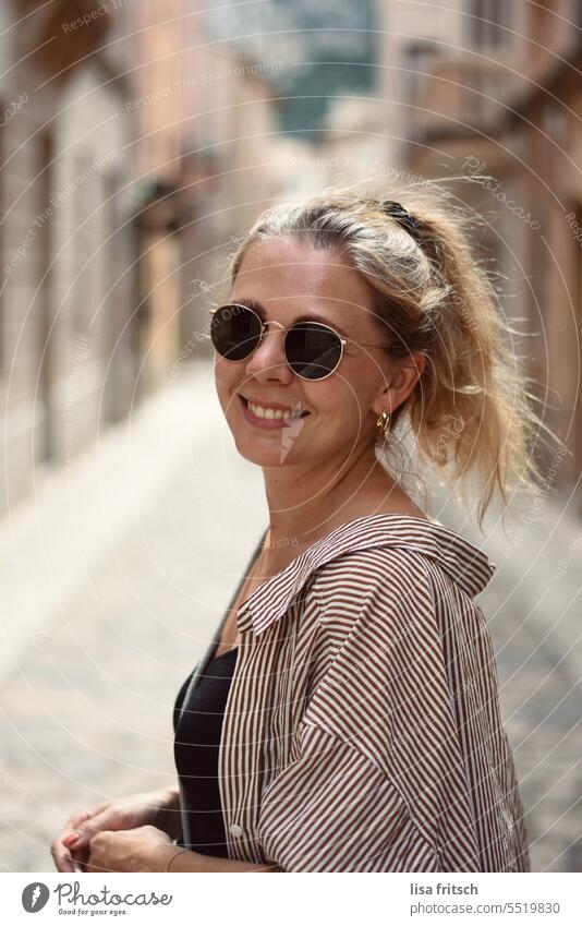 FRAU - STÄDTETOUR - GLÜCKLICH Frau 25 bis 30 Jahre Sonnenbrille blond lachen glücklich Sightseeing Städtereise Ferien & Urlaub & Reisen Tourismus Außenaufnahme