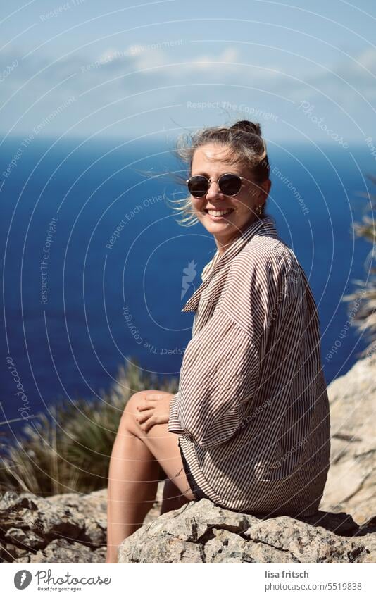 LACHENDE FRAU - AUSBLICK GENIESSEN - SOMMERURLAUB Frau 25 bis 30 Jahre Sonnenbrille Sommer Sommerurlaub Meer ausblick ausblick genießen Farbfoto Außenaufnahme