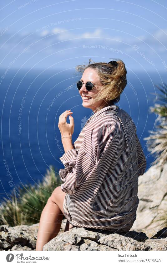 GLÜCKLICH - SOMMERURLAUB Frau glücklich Sonnenbrille jung 25 bis 30 Jahre Pferdeschwanz lachen freudig sitzend Meer ausblick genießen Sommer