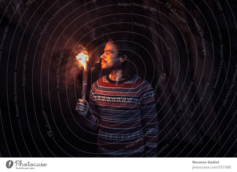 Feuer Mensch Junger Mann Jugendliche Erwachsene 1 18-30 Jahre Felsen Pullover Neugier Wärme Höhle Fackel entdecken Mut Suche Licht dunkel heiß Abgas Rauch