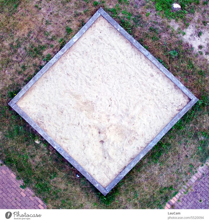 Sandkasten von oben Vogelperspektive Gras Spielplatz Spielen Kindheit quadratisch Karo Wiese umrandet Ecken viereckig Viereck menschenleer Drohnenansicht
