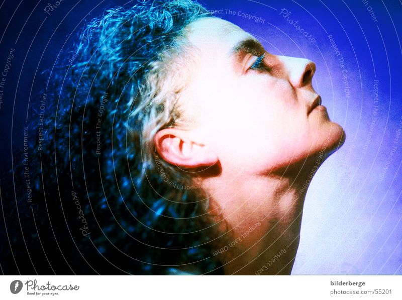 Frau in Blau Beleuchtung Licht hören Sinnesorgane blau Haare & Frisuren Ohr Hals Auge Nase