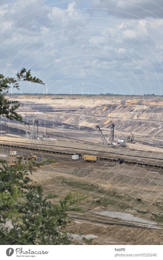 Braunkohletagebau Garzweiler mit Baggern und Weitblick auf Windkraftanlagen Tagebaugrube Kohle Braunkohlentagebau Braunkohlenbagger Umwelt Umweltzerstörung