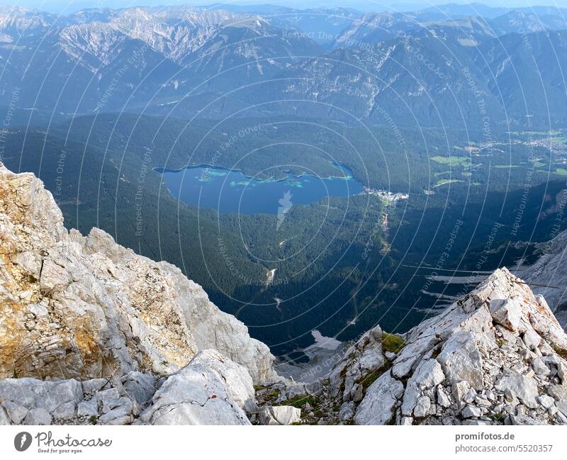 Blick von der Zugspitze im September 2023. / Foto: Alexander Hauk Urlaub reisen freizeit tourismus zugspitze bayern berg bergsee wald wälder natur naturschutz