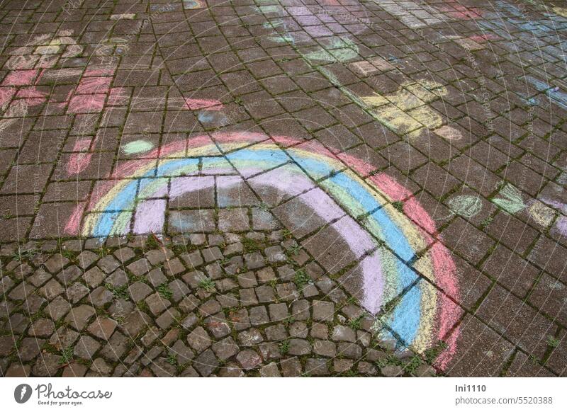 Regenbogen von jungen Künstlern Kreidemalerei Kreidezeichnung kreatives Spielzeug Spaß Straßenkreide Kreidebilder Figuren großflächig Fabelwesen Kreativität