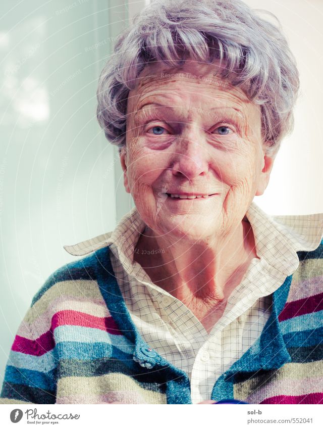 Porträt von Joanna Freude Seniorenpflege Zufriedenheit Erholung Häusliches Leben Ruhestand Mensch feminin Weiblicher Senior Frau Großmutter