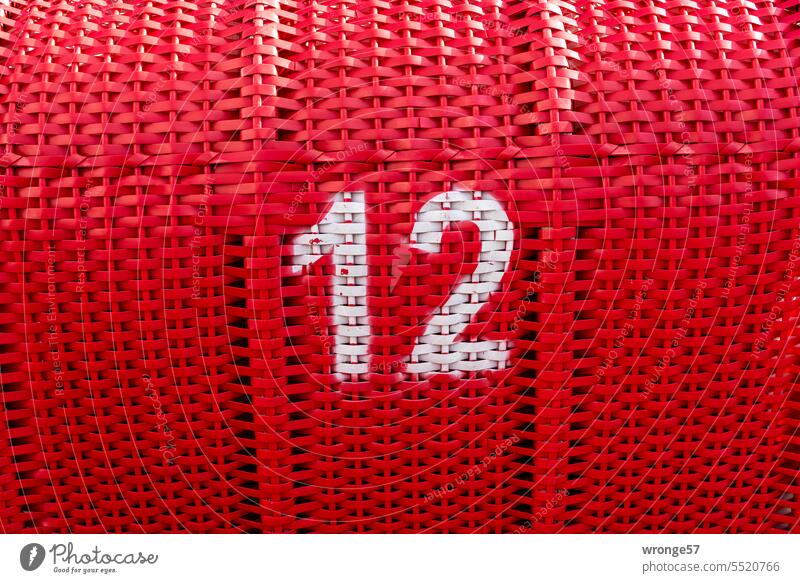 Strandkorb Nr. 12 rot Nummerierung Nahaufnahme Rückansicht Farbfoto Außenaufnahme Tag Menschenleer Ferien & Urlaub & Reisen Ostsee Korbgeflecht Windschutz