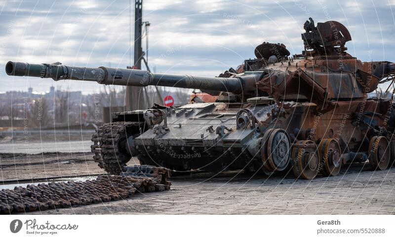 beschädigter Militärpanzer auf einer Straße in der Ukraine donezk Kherson Lugansk mariupol Russland Saporoschje aussetzen Verlassen Panzerung attackieren