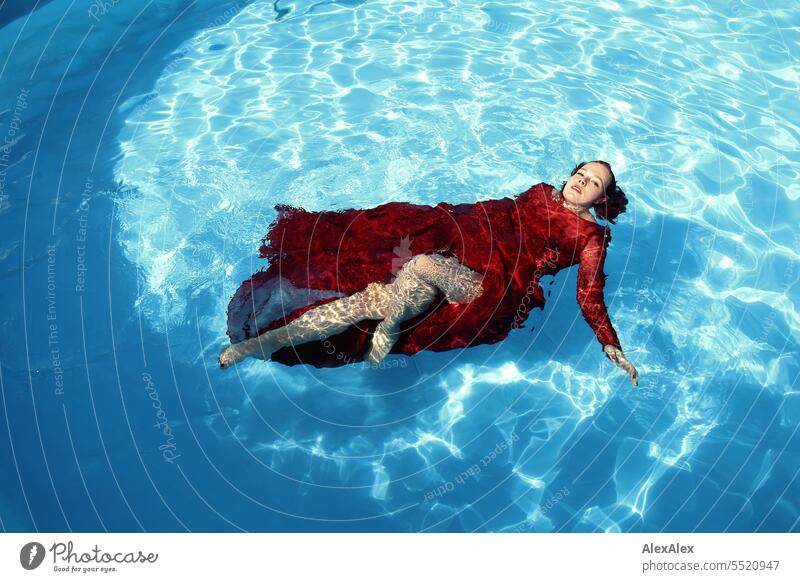 Denise - Portrait einer jungen, schönen Frau mit rotem Ballkleid in einem Swimming- Pool langhaarig portrait schwimmen tauchen frisch Erfrischung