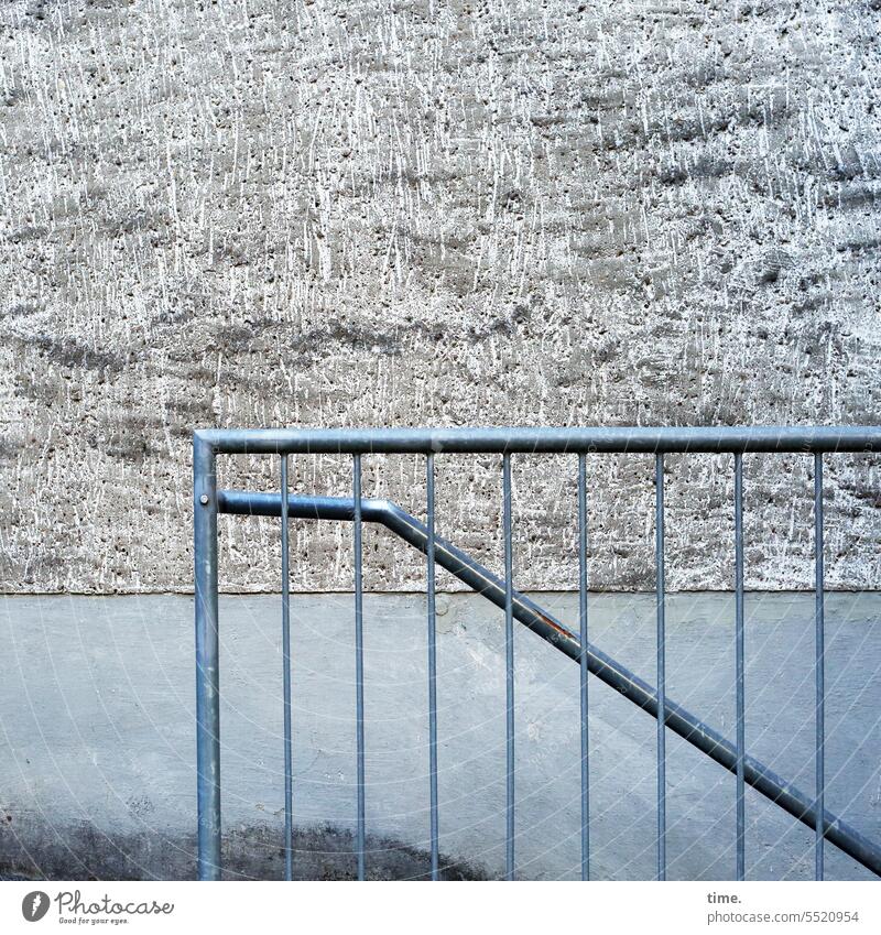 Kellertreppe | Entrees (58) Treppe Wand Mauer Handlauf Metall Fassade abwärts Absatz Kellereingang wohnen Architektur Geländer Treppengeländer grau blau kalt