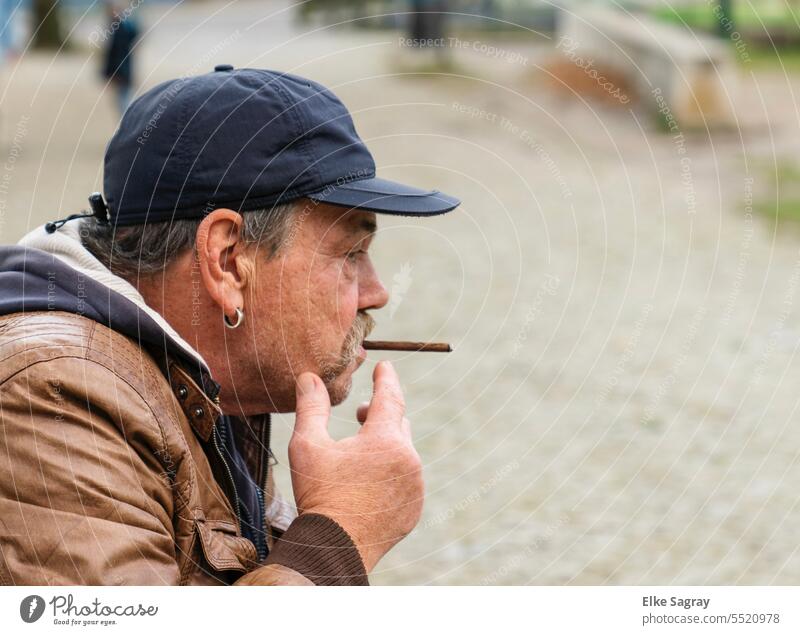 Einsamer, nachdenklicher  Mann raucht Zigarello Ein Mann allein Porträt 1 Mensch Männergesicht Ein junger erwachsener Mann Kontrast Gesicht Seitenblick