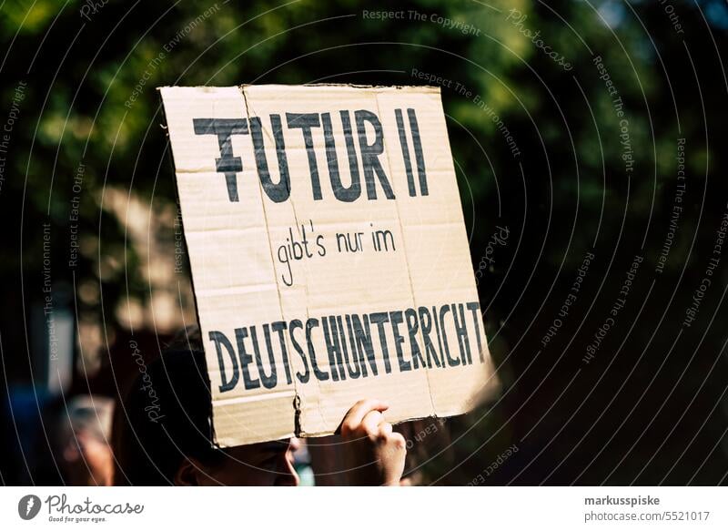 FUTUR II gibt's nur im Deutschunterricht - Global Climate Strike - Protestdemonstration Aktivist Berufung Atmosphäre Hintergrund blau Wandel & Veränderung Klima