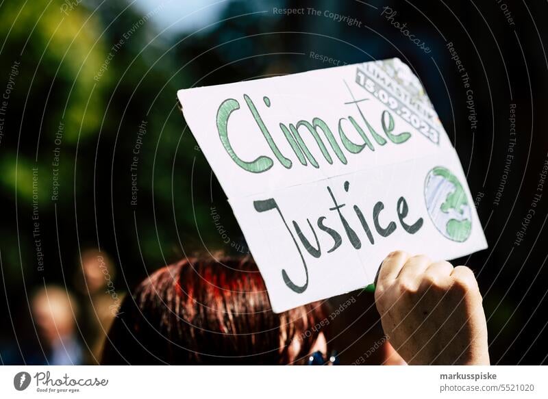 Klimagerechtigkeit - Globaler Klimastreik - Protestdemonstration Aktivist Berufung Atmosphäre Hintergrund blau Wandel & Veränderung Klimaaktivist Klimawandel
