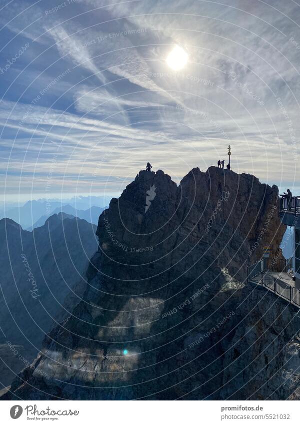 Die Zugspitze mit Gipfelkreuz im Gegenlicht im September 2023. /. Foto: Alexander Hauk Urlaub Reisen Freizeit Tourismus Berge Sommer Sonne Sonnenschein