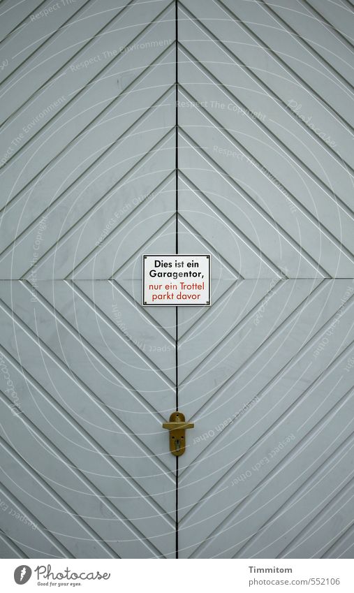 davor... dahinter.... Haus Holz Hinweisschild Warnschild Linie einfach grau rot weiß Garage Garagentor Dummkopf Beschläge Muster lackiert Farbfoto