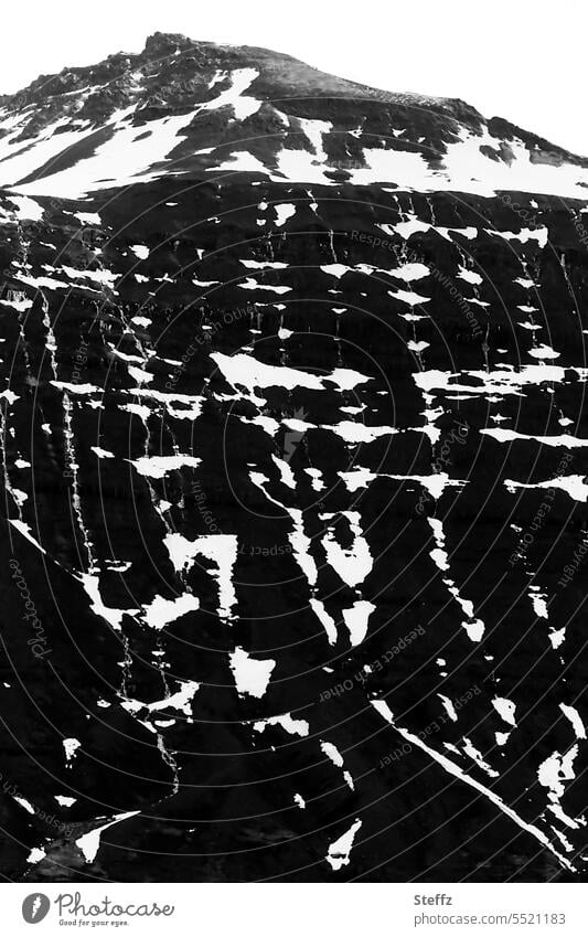 Bergseite mit der Schneeschmelze auf Island Ostisland Naturmuster Naturformen Abstraktion abstrakt Islandreise abstrakte Formen Strukturen & Formen Islandbild