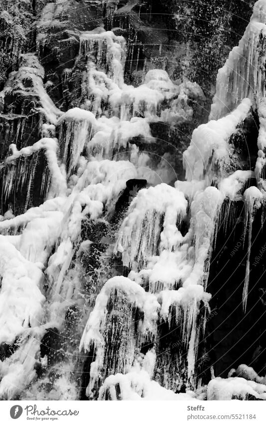 gefrorener Wasserfall auf Island fantastisch Formen Kälte kalt frieren Frost gefrorenes Wasser Ostisland eingefroren isländisch vereist frostig icelandic Klima