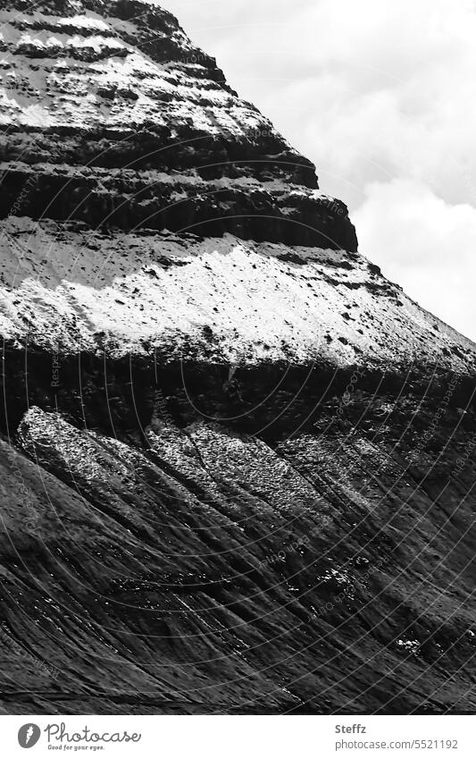 Felsschichten auf einer der Färöer Inseln Färöerinseln Färöer-Inseln Schafsinseln Felsen Felshügel Felsinseln Berg Hügel Hügelseite steil Felsufer Berghang