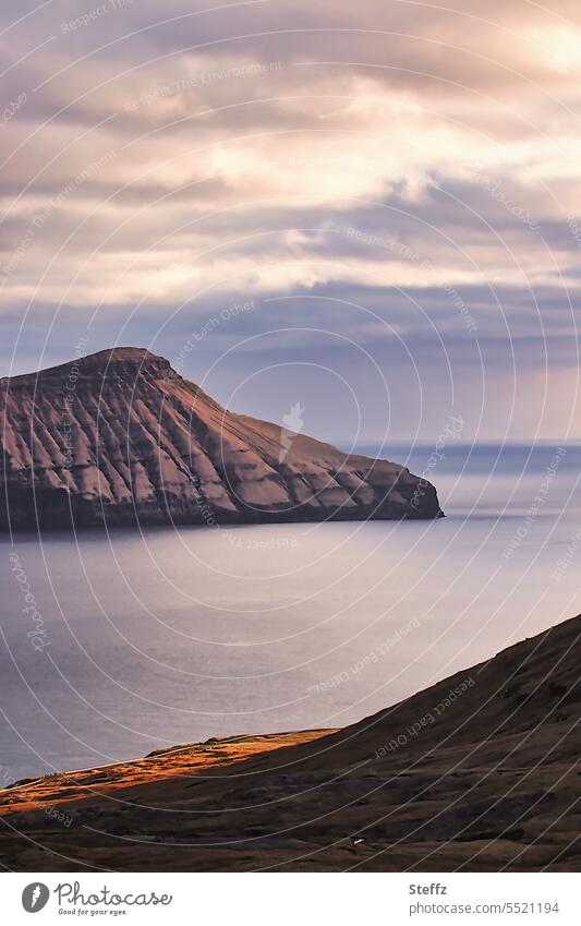 Färöer Inseln im Licht und Schatten Färöerinseln Färöer-Inseln Schafsinseln friedlich Streymoy Norðadalsskarð Viewpoint Koltur abgeschieden maritim Ufer