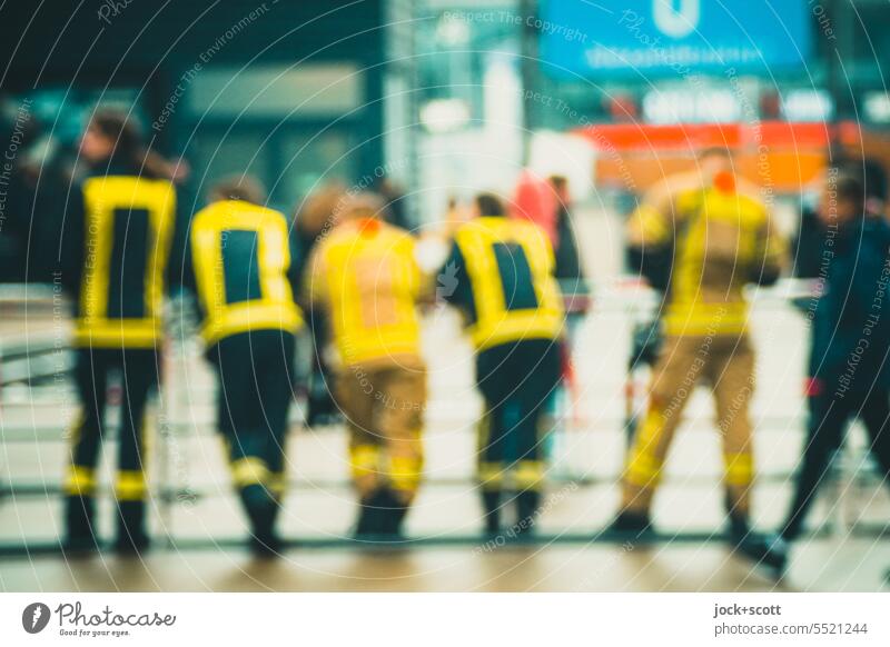 Feuerwehr Warnweste ist auch unscharf gut zu erkennen Sicherheit Unschärfe Arbeit & Erwerbstätigkeit nebeneinander Gruppe Hilfsbereitschaft Rettung Schutz