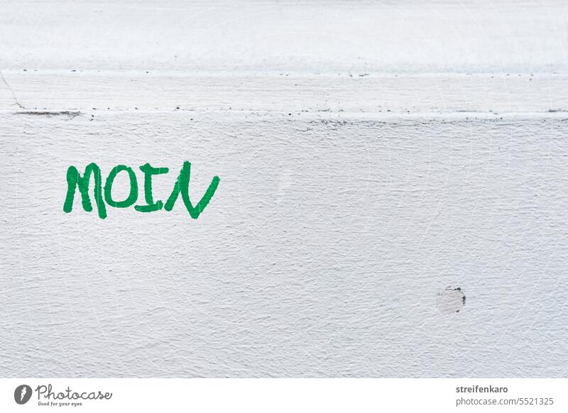 Moin moin! Graffiti Gruß Wand Schrift Schriftzug freundlich Buchstaben Schriftzeichen Fassade Mauer Zeichen Text Wort Typographie Straßenkunst Wandmalereien