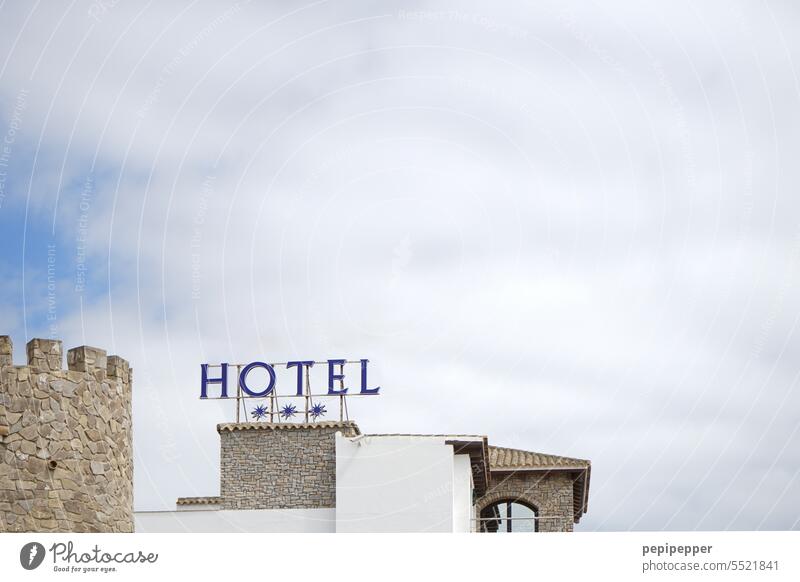 HOTEL – drei Sterne Hotel Hotels Hotelzimmer Bett Buchstaben Neonschild Neonlampe Lampe Lampen Neonlicht Neonlichter Licht Leuchtreklame Werbung neonfarbig