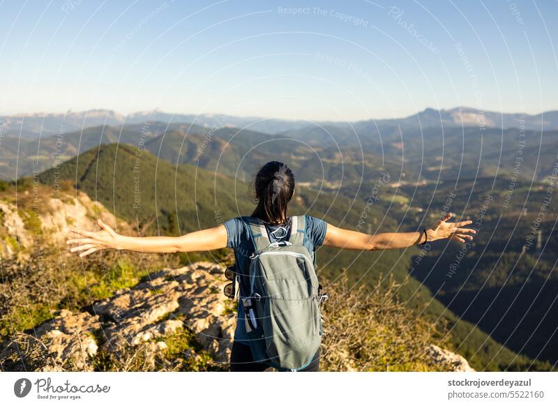 Eine junge Frau öffnet ihre Arme und bewundert die natürliche Berglandschaft im Baskenland Natur Freiheit euskadi pagasarri Berge Himmel Lifestyle Reisender