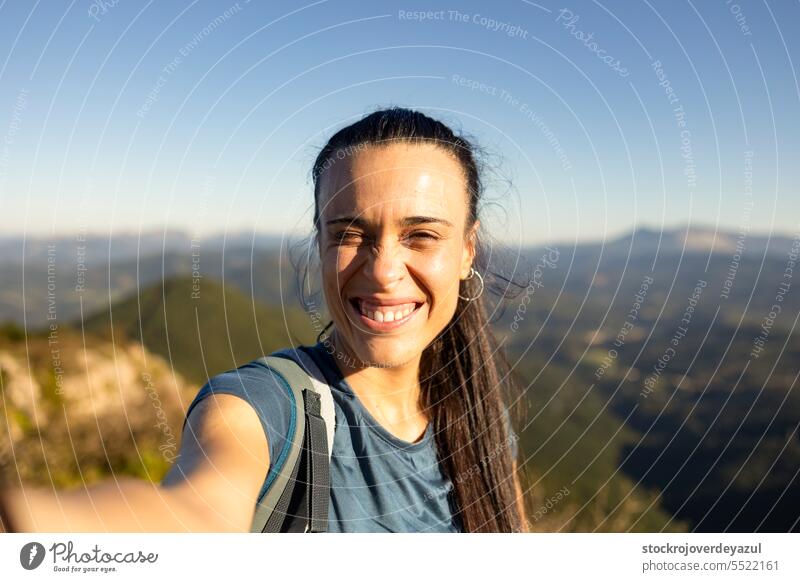 Eine junge Frau lächelt der Sonne vom Gipfel eines Berges bei Pgasarri im Baskenland zu Frauen Person Selfie euskadi pagasarri Lifestyle Berge u. Gebirge
