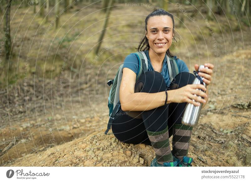 Eine junge Frau, Wanderin, genießt die Ruhe und Stille der Natur, während sie Wasser trinkt Person Erwachsener Wald Kaukasier im Freien Schönheit Lifestyle Park