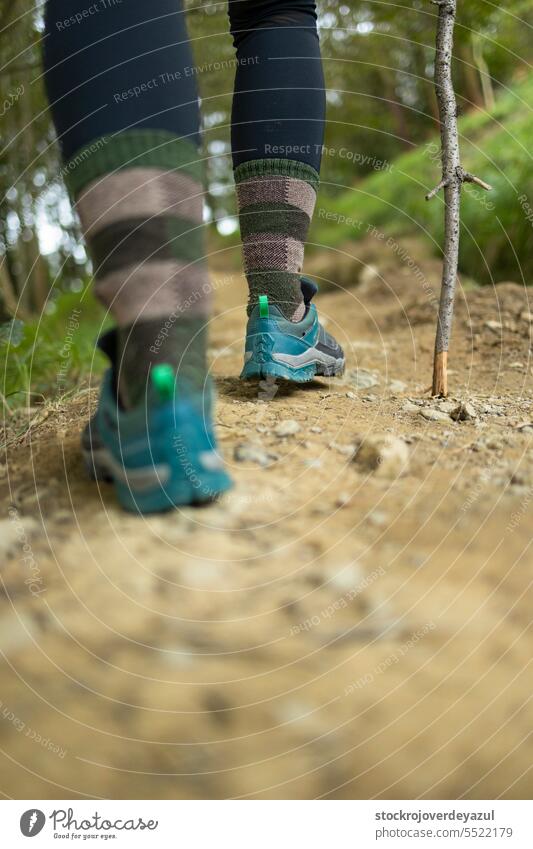 Detail von Füßen und Stiefeln einer Wanderin auf einem Wanderweg inmitten der Natur Baskenland euskadi pagasarri Sport Person Nachlauf Fuß Weg Wanderung