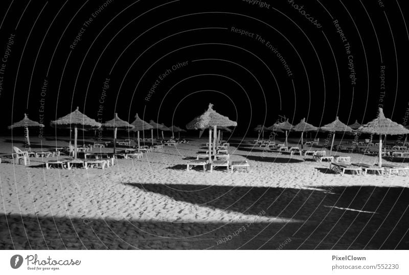 Schattenseiten des beach life Ferien & Urlaub & Reisen Tourismus Sommer Strand Meer Nachtleben Schwimmen & Baden Sand sportlich schwarz weiß Einsamkeit Erholung