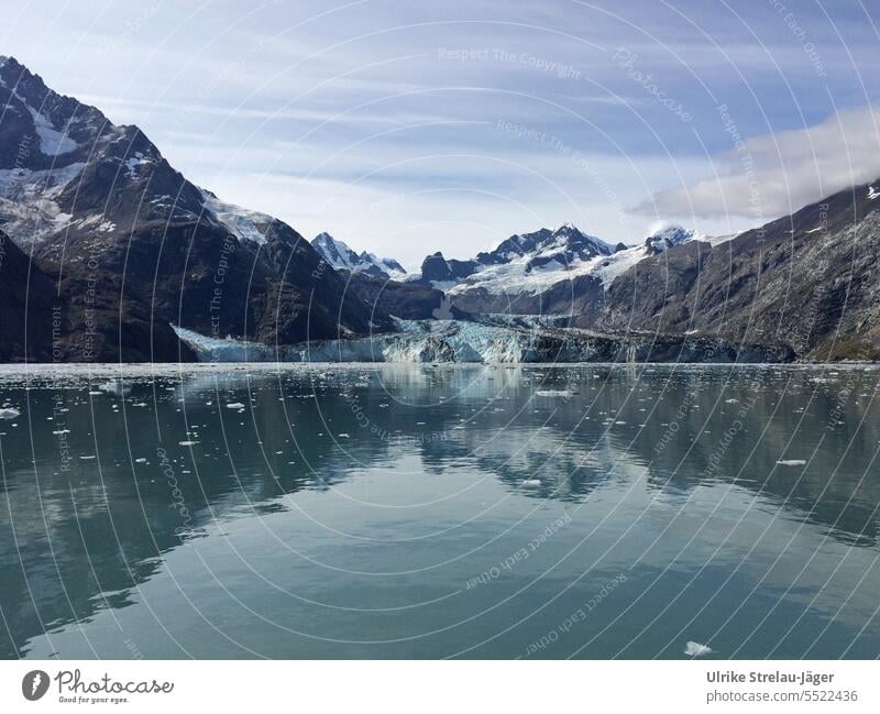 Alaska | Glacier Bay | ein Gletscher fliesst direkt in das Meer fließen Eis blau kalt Frost Wasser Abbruch Abbruchkante Berge schneebedeckt Klimawandel