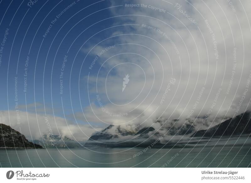 Alaska | morgens mit dem Schiff auf dem Weg zur Glacier Bay Berge Schneeberge Berge u. Gebirge Bucht Morgennebel Nebel Früh am Morgen Schiffstour Ausflug Wasser