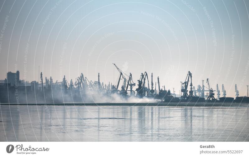 Rauch nach einer Explosion im Meer in der Ukraine donezk Kherson kyiv Lugansk mariupol Odessa Russland Saporoschje aussetzen Verlassen attackieren Liegeplatz