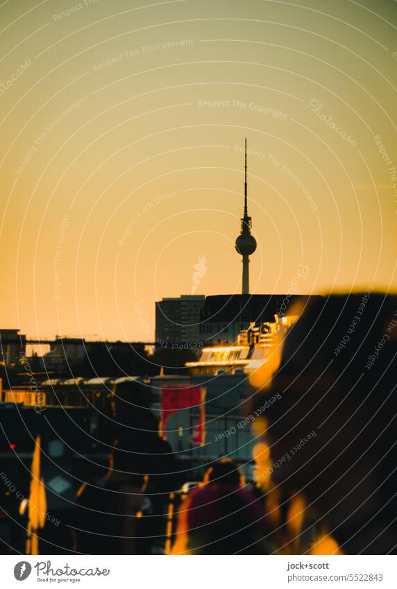 Parade mit dem Fernsehturm als Landmarke im Hintergrund Berliner Fernsehturm Abendlicht Wahrzeichen Hauptstadt Panorama (Aussicht) Silhouette Sonnenlicht